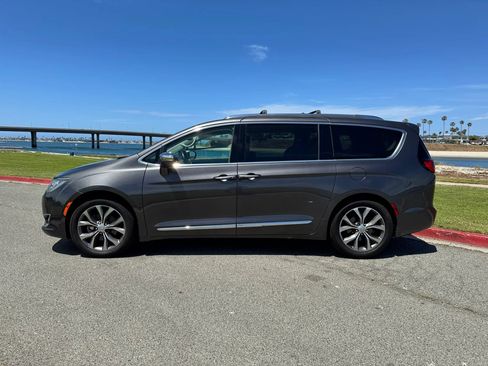 Used 2017 Chrysler Pacifica Limited FWD image 2