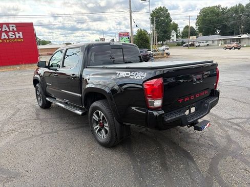 Used 2017 Toyota Tacoma TRD Sport AWD/4WD image 5