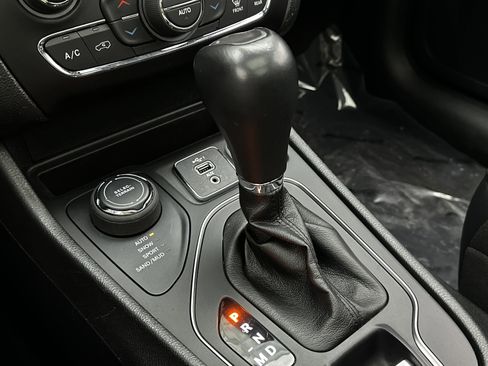 Used 2022 Jeep Cherokee Latitude Lux w/ Sun & Sound Group image 22