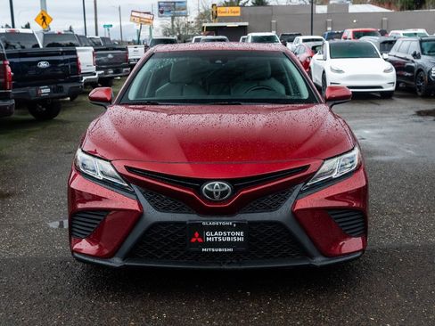 Used 2018 Toyota Camry SE image 2