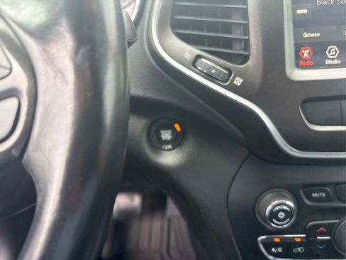 Used 2019 Jeep Cherokee Trailhawk w/ Cold Weather Group AWD/4WD image 27