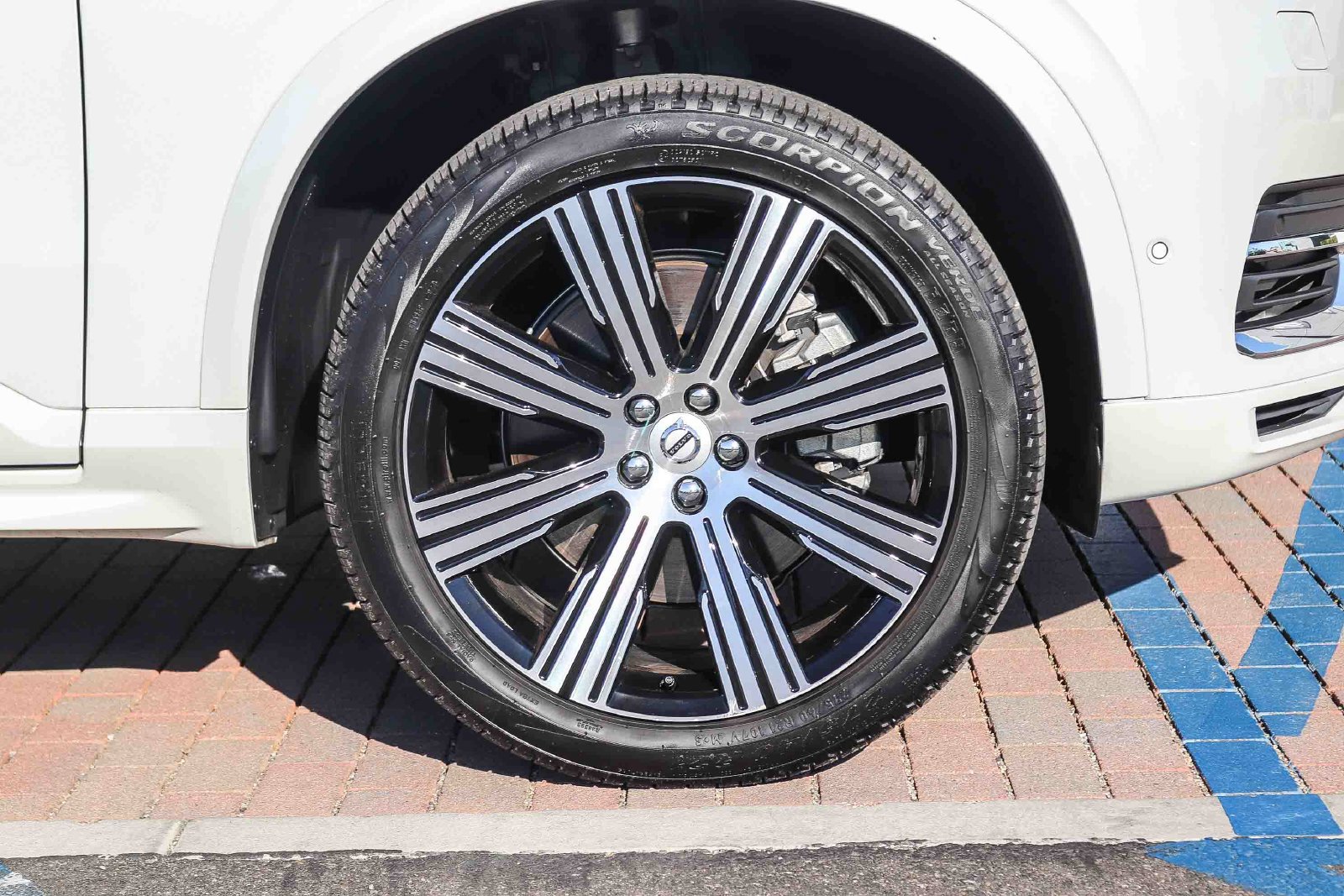 Used 2025 Volvo XC90 T8 Ultra w/ Protection Package Premier AWD/4WD image 11