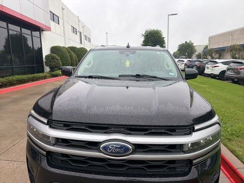 Used 2022 Ford Expedition XLT image 2