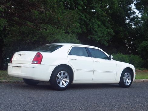 Used 2006 Chrysler 300 Touring w/ Comfort/Convenience Group RWD image 4