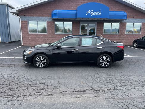 Used 2022 Nissan Altima 2.5 SV w/ SV Premium Package image 3