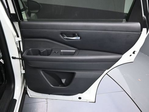 Used 2023 Nissan Pathfinder Platinum image 29