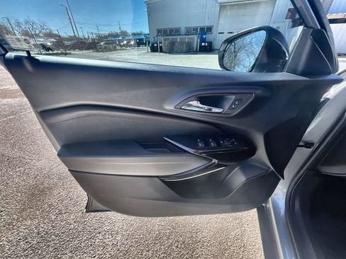 Used 2025 Chevrolet Trax RS w/ Sunroof Package image 21