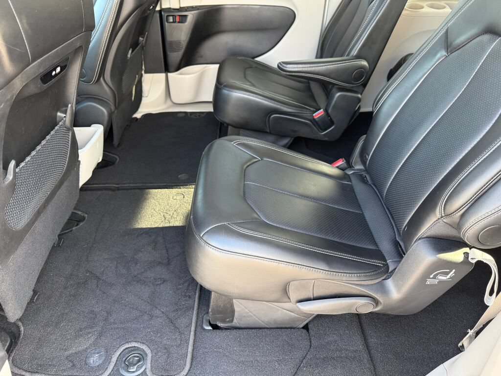Used 2024 Chrysler Pacifica Touring-L FWD image 9