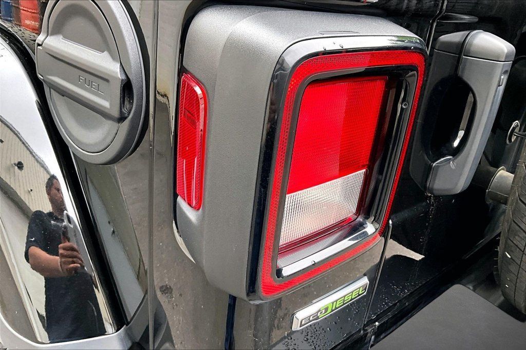 Used 2023 Jeep Wrangler Unlimited Sahara AWD/4WD image 24