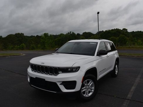 Used 2024 Jeep Grand Cherokee Laredo RWD image 7