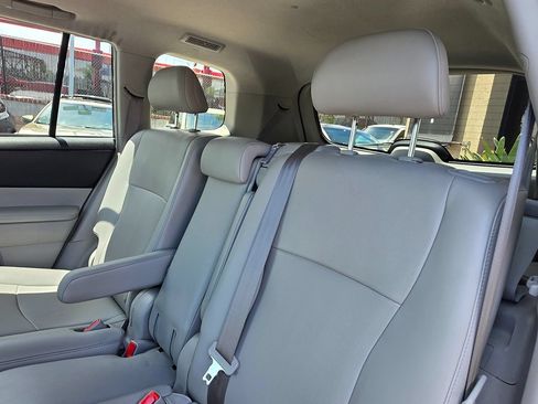 Used 2012 Toyota Highlander Limited w/ Tow Pkg FWD image 21
