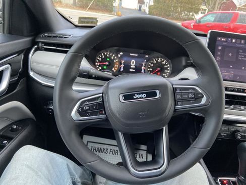 Used 2023 Jeep Compass Limited image 16