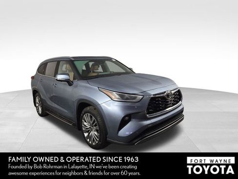 Used 2024 Toyota Highlander Platinum AWD/4WD image 4