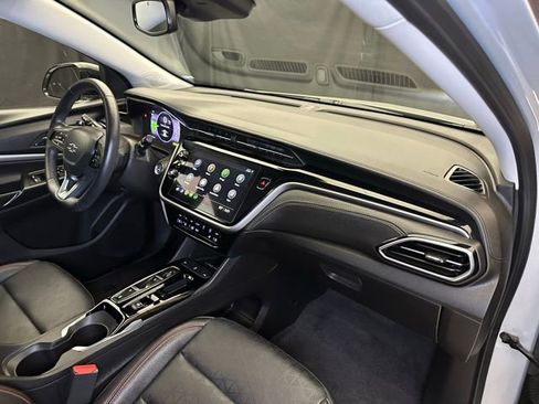 Used 2023 Chevrolet Bolt EUV LT w/ Convenience Package FWD image 17