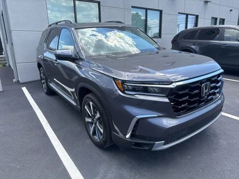 Used 2025 Honda Pilot Touring image 3