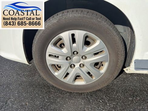 Used 2019 Dodge Grand Caravan SE FWD image 2