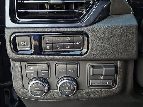 Used 2025 GMC Yukon AT4 w/ AT4 Premium Plus Package AWD/4WD image 23