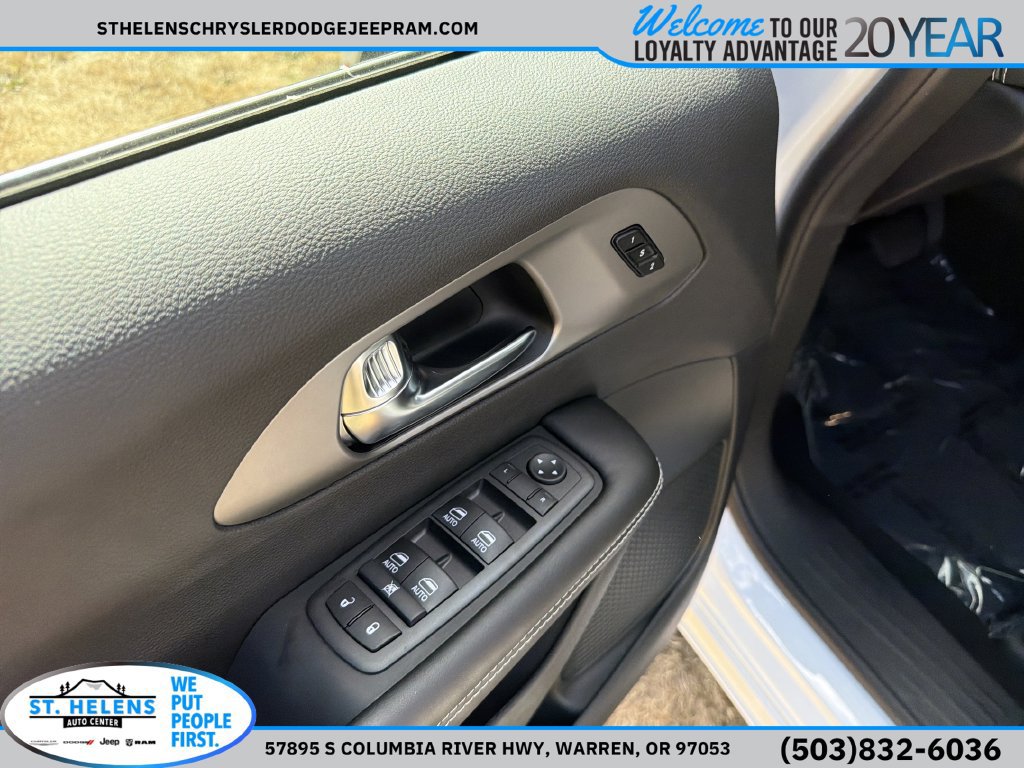 New 2027 Chrysler Pacifica Select FWD image 17