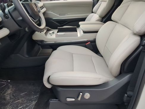New 2026 Lincoln Navigator Premiere AWD/4WD image 11