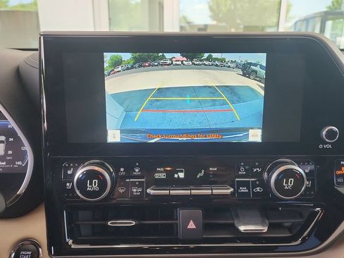 Used 2023 Toyota Highlander Limited FWD image 15