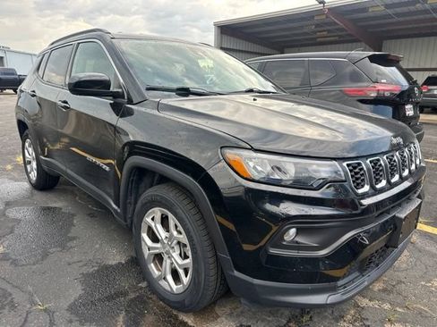 Used 2024 Jeep Compass Latitude AWD/4WD image 2