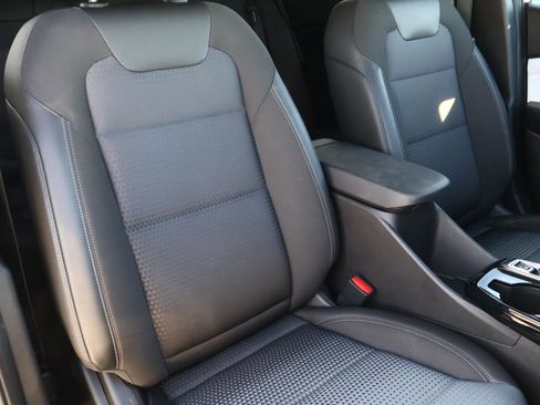 Used 2025 Chevrolet Trax LT w/ LT Convenience Package image 15