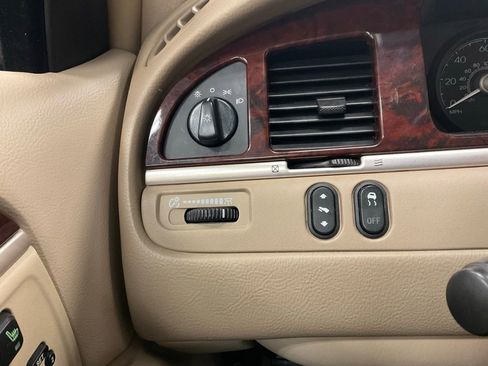 Used 2007 Lincoln Town Car Signature Limited RWD image 19
