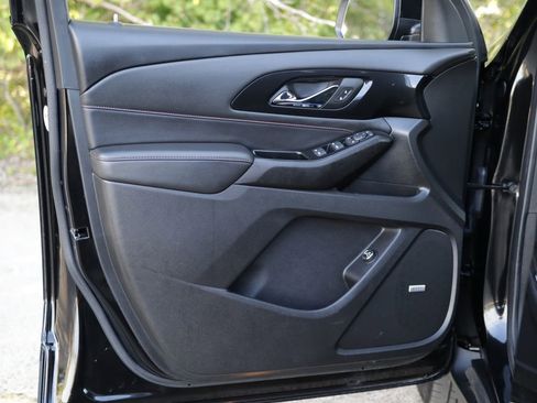 Used 2023 Chevrolet Traverse RS FWD image 25