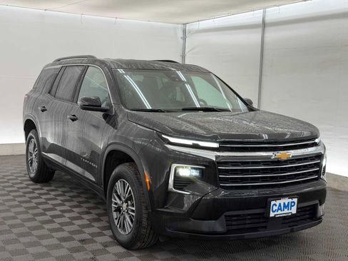 Used 2025 Chevrolet Traverse LT image 8