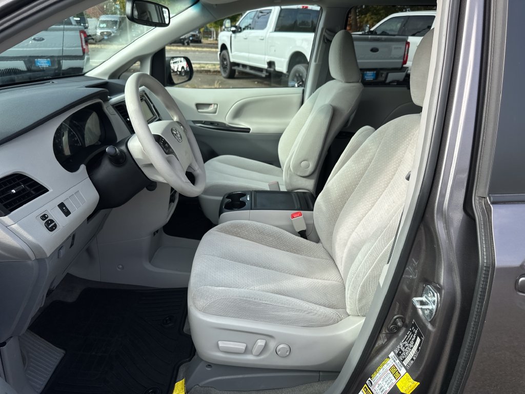Used 2014 Toyota Sienna LE AWD/4WD image 14