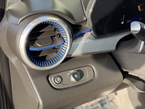 Used 2024 Chevrolet Trax LT w/ Sunroof Package image 26