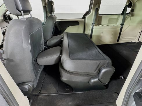 Used 2018 Dodge Grand Caravan SE w/ UConnect Hands-Free Group FWD image 17