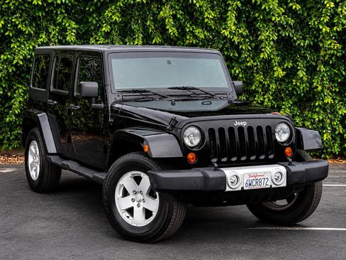 Used 2012 Jeep Wrangler Unlimited Sahara w/ Connectivity Group AWD/4WD image 1