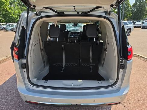 Used 2024 Chrysler Pacifica Limited FWD image 19