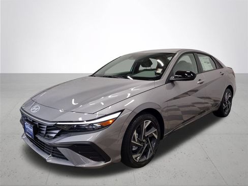 Used 2025 Hyundai Elantra Sport FWD image 2