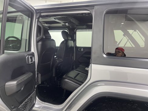 Used 2018 Jeep Wrangler Unlimited Sahara image 13