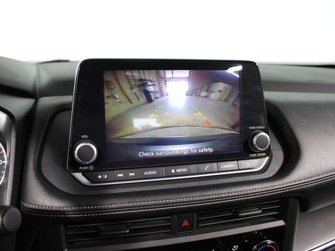 Used 2024 Nissan Rogue S FWD image 17