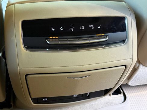 Used 2024 Cadillac Escalade Premium Luxury AWD/4WD image 32