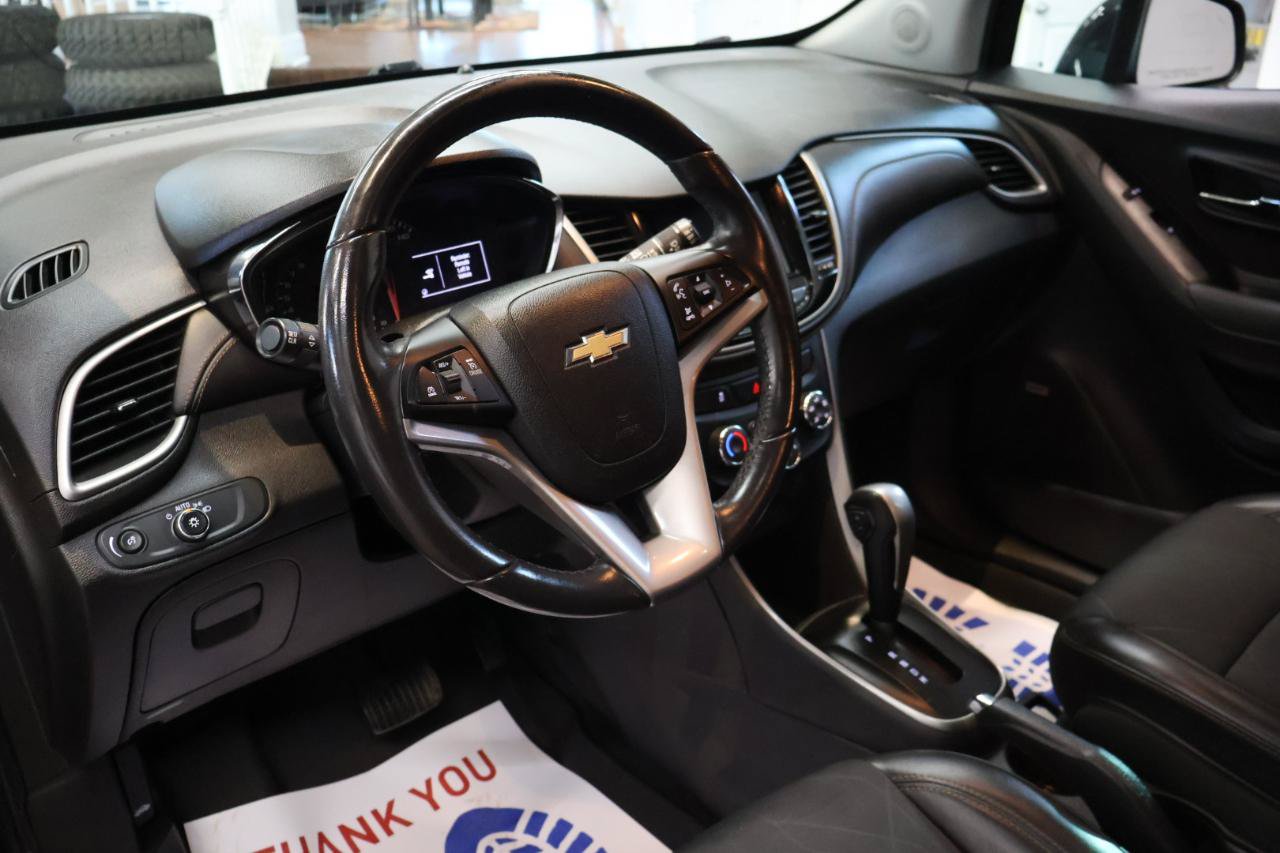 Used 2020 Chevrolet Trax LT w/ Sun & Sound Package AWD/4WD image 8