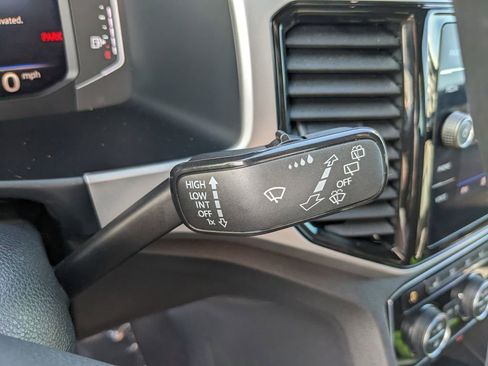 Used 2023 Volkswagen Atlas Cross Sport SE image 30