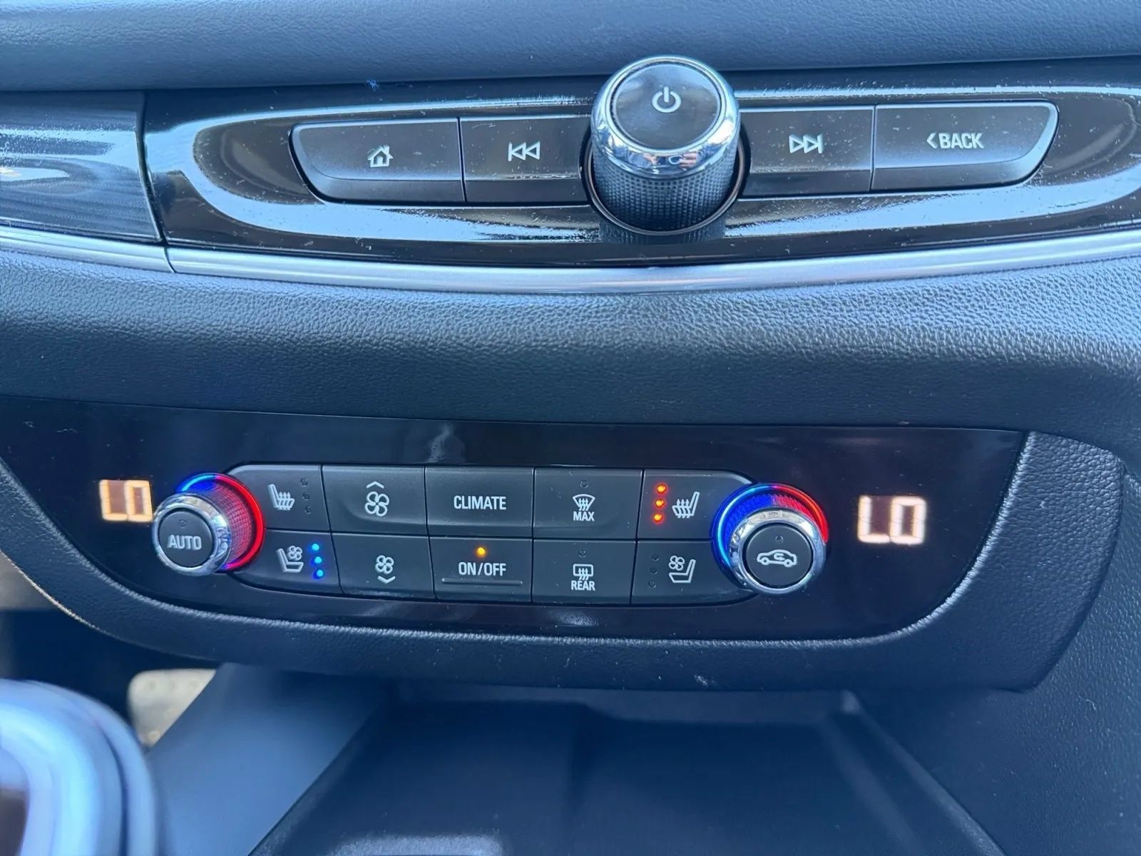 Used 2019 Buick Enclave Premium w/ Experience Buick Package FWD image 17