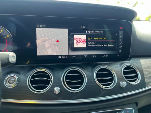 Used 2018 Mercedes-Benz E 400 4MATIC Sedan w/ Premium 3 Package image 24