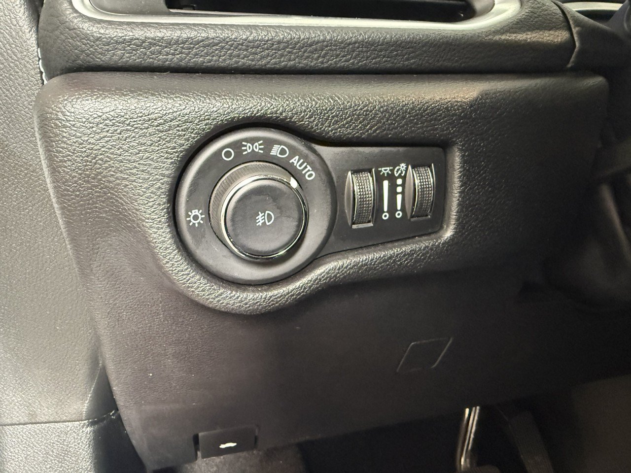 Used 2025 Chrysler Pacifica Limited FWD image 23