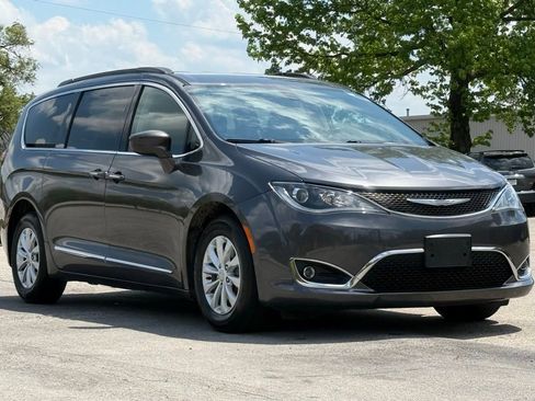 Used 2017 Chrysler Pacifica Touring-L w/ 13 Speaker Alpine Sound Group FWD image 8