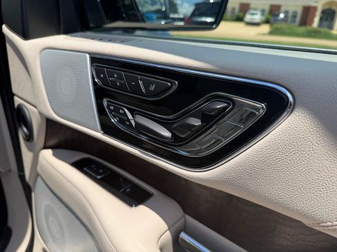 Used 2021 Lincoln Navigator Reserve w/ Luxury Package AWD/4WD image 23