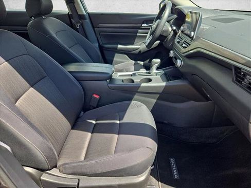 Used 2025 Nissan Altima 2.5 SV FWD image 18