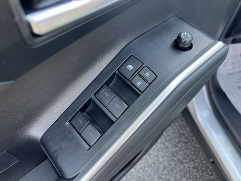 Used 2025 Toyota Highlander XLE AWD/4WD image 15