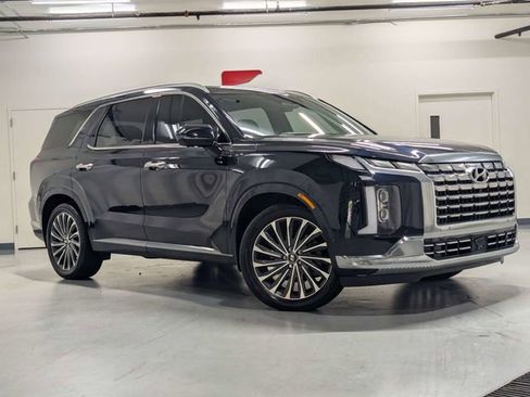 Used 2023 Hyundai Palisade Calligraphy FWD image 2