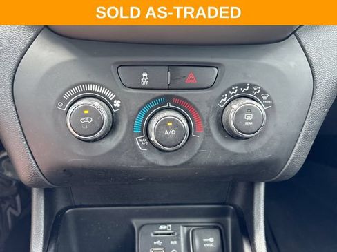 Used 2018 Jeep Cherokee Latitude w/ Altitude Package FWD image 18