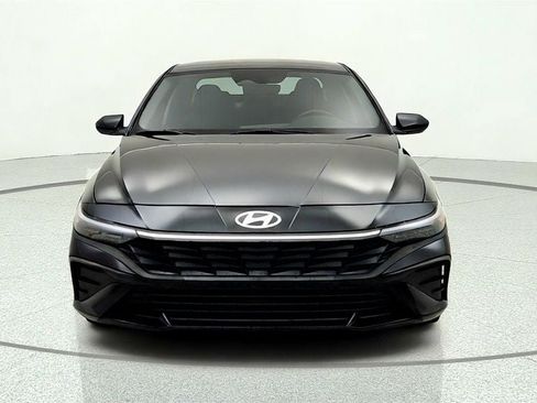 Used 2025 Hyundai Elantra SE w/ Cargo Package FWD image 2